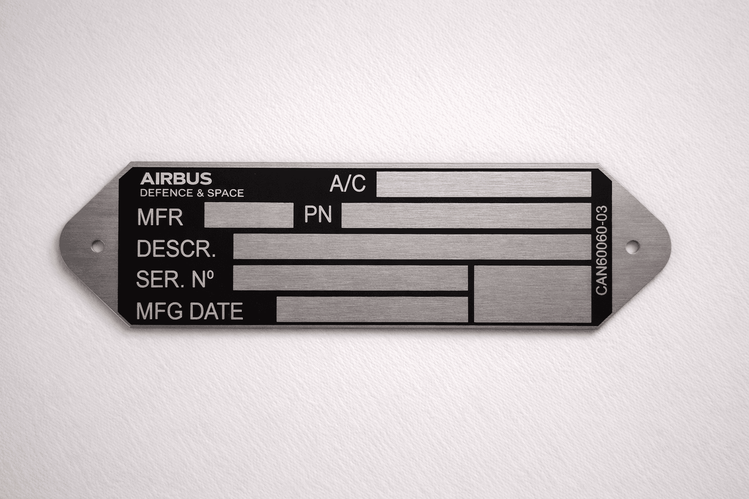 Placa fotoanodizada de Airbus Defence and Space como ejemplo de impresión anódica