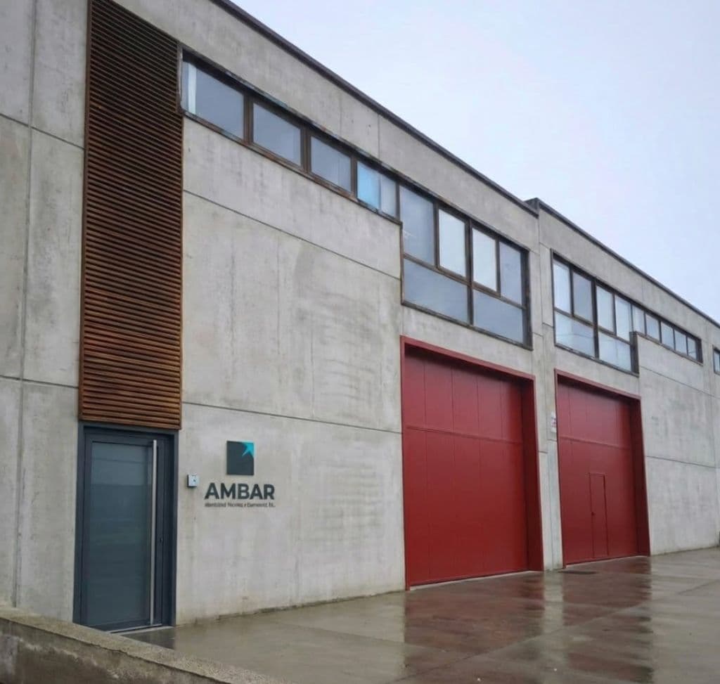 Fachada de la planta industrial AMBAR ITC en Chapinería, Madrid